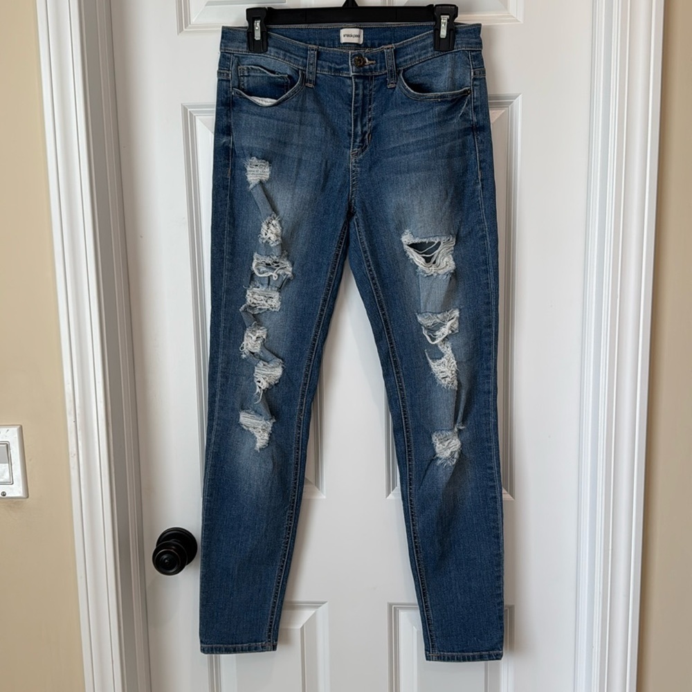 Sneak Peek - Distressed Denim Women's Skinny Jeans -‎ Size 7 - Style SP-P9443MD